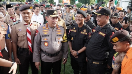 Kapolri Jenderal Pol Listyo Sigit Prabowo cek kesiapan pasukan Operasi Ketupat 2025 di Halaman Gedung Negara Grahadi Surabaya, Kamis (20/3).
