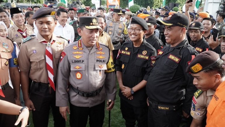 Kapolri Jenderal Pol Listyo Sigit Prabowo cek kesiapan pasukan Operasi Ketupat 2025 di Halaman Gedung Negara Grahadi Surabaya, Kamis (20/3).