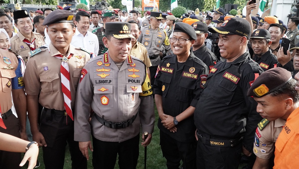 Kapolri Jenderal Pol Listyo Sigit Prabowo cek kesiapan pasukan Operasi Ketupat 2025 di Halaman Gedung Negara Grahadi Surabaya, Kamis (20/3).