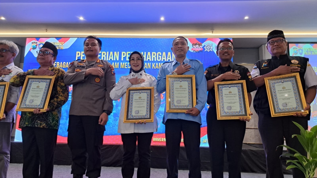 Ketua Senkom Jawa Timur menerima Penghargaan bersama Ketua ormas lain