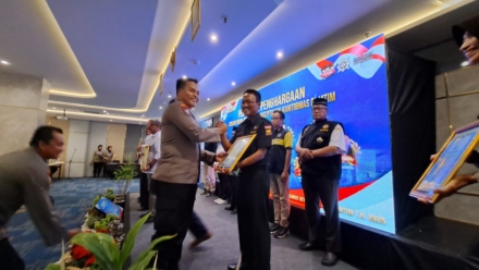 Ketua Senkom Mitra Polri Jawa Timur menerima Penghargaan dari Dirbinmas Polda Jatim