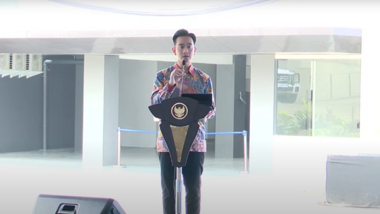 Wakil Presiden Republik Indonesia, Gibran Rakabuming Raka, meresmikan Kantor Pengurus Pusat Sentra Komunikasi (Senkom) Mitra Polri yang berlokasi di Jalan SPG 7 No. 17, Lubang Buaya, Kecamatan Cipayung, Jakarta Timur, pada Kamis (17/7).
