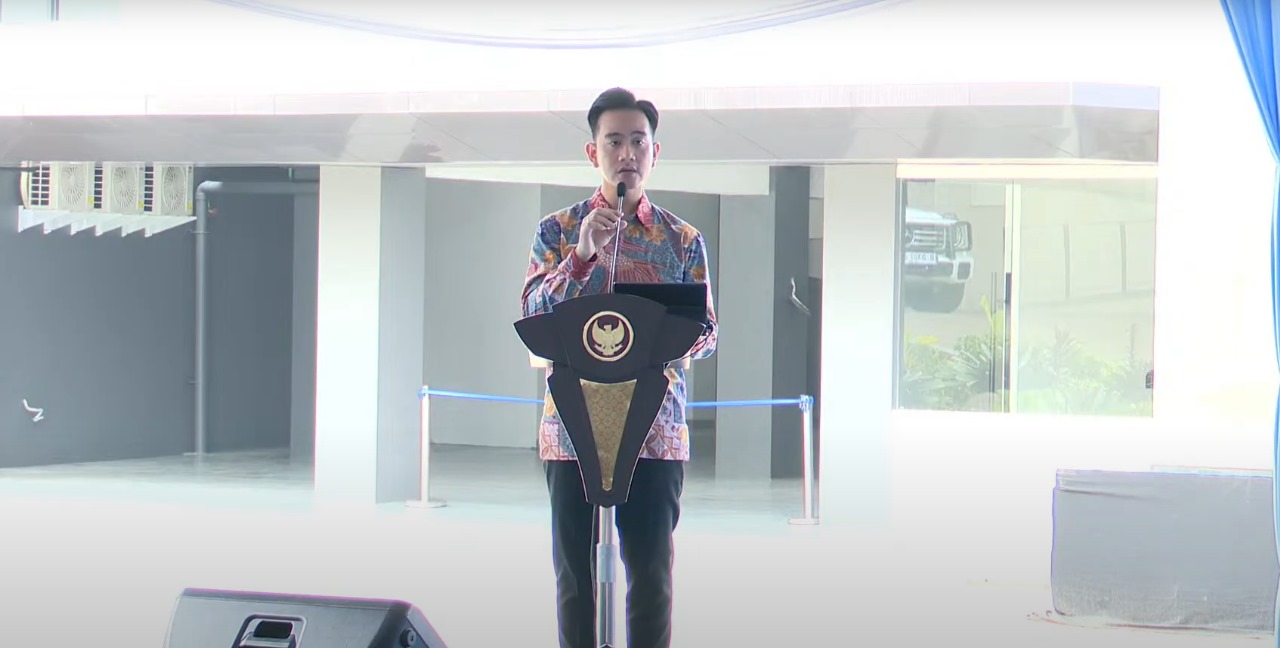 Wakil Presiden Republik Indonesia, Gibran Rakabuming Raka, meresmikan Kantor Pengurus Pusat Sentra Komunikasi (Senkom) Mitra Polri yang berlokasi di Jalan SPG 7 No. 17, Lubang Buaya, Kecamatan Cipayung, Jakarta Timur, pada Kamis (17/7).
