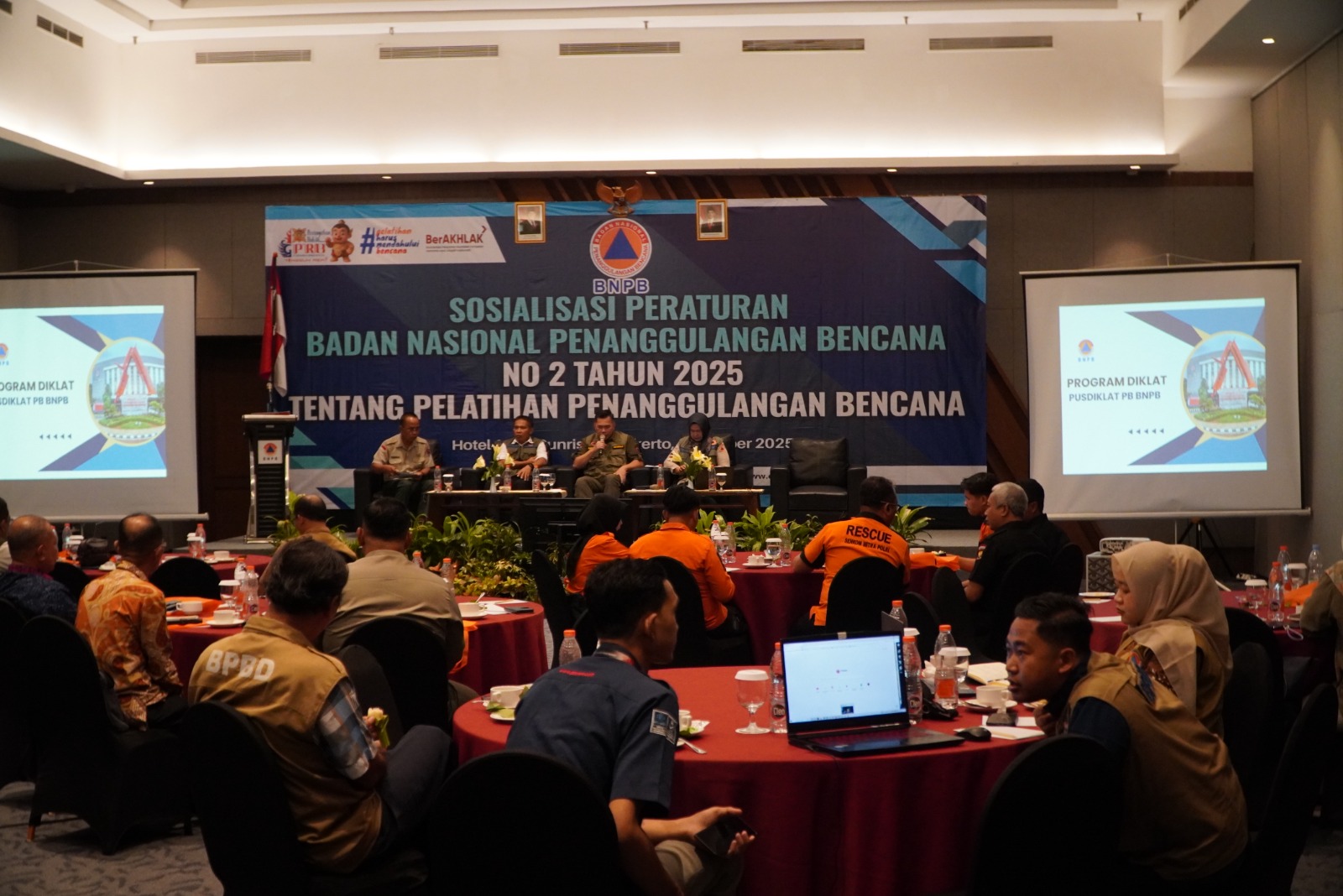 Ketua Senkom Mitra Polri Jawa Timur bersama jajaran menghadiri sosialisasi Peraturan BNPB No. 2 Tahun 2025 tentang Pelatihan Penanggulangan Bencana di Hotel Ayola Sunrise, Mojokerto, Rabu (1/10), dalam rangka Bulan Pengurangan Risiko Bencana (PRB) 2025.