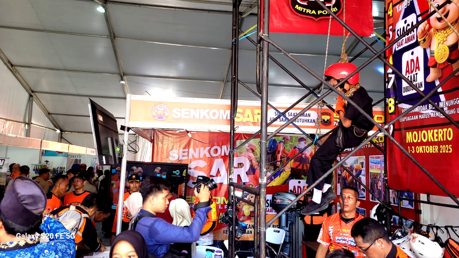 Seorang pengunjung anak-anak mencoba simulasi penyelamatan dengan teknik rescue vertical di stand Senkom SAR pada Disaster Management Expo 2025 di GOR Seni Mojopahit, Kota Mojokerto, Rabu (1/10/2025). Atraksi ini menjadi salah satu daya tarik utama pameran yang digelar dalam rangkaian Bulan Pengurangan Risiko Bencana (Bulan PRB) 2025 yang diselenggarakan BNPB.