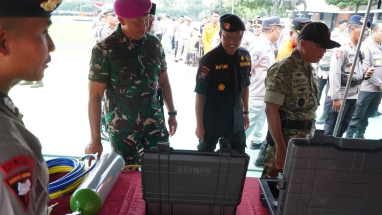 Ketua Senkom Mitra Polri Jatim Maun Toredjo (tengah) turut serta meninjau kesiapan peralatan tanggap darurat bersama Forkompimda dan TNI-Polri usai Apel Gelar Pasukan di Mapolda Jatim, Rabu (5/11). Kegiatan ini digelar untuk memperkuat kesiapsiagaan menghadapi potensi bencana di Jawa Timur. (Foto: Dok. Senkom Jatim)