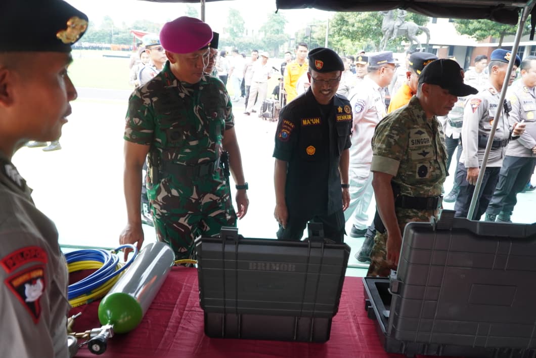Ketua Senkom Mitra Polri Jatim Maun Toredjo (tengah) turut serta meninjau kesiapan peralatan tanggap darurat bersama Forkompimda dan TNI-Polri usai Apel Gelar Pasukan di Mapolda Jatim, Rabu (5/11). Kegiatan ini digelar untuk memperkuat kesiapsiagaan menghadapi potensi bencana di Jawa Timur. (Foto: Dok. Senkom Jatim)