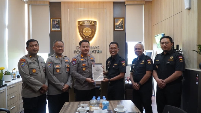 Direktur Binmas Polda Jawa Timur Kombes Pol Lafri Prasetyono (tengah) menerima dokumen nota kesepahaman dari Ketua Pengprov Senkom Mitra Polri Jawa Timur, Maun Toredjo (ketiga dari kanan), dalam kunjungan silaturahim Pengprov Senkom Jatim ke Ditbinmas Polda Jatim, Rabu (12/11/2025). Kunjungan ini membahas penguatan sinergi antara Senkom dan Polri serta tindak lanjut implementasi MoU terbaru Senkom–Polri.