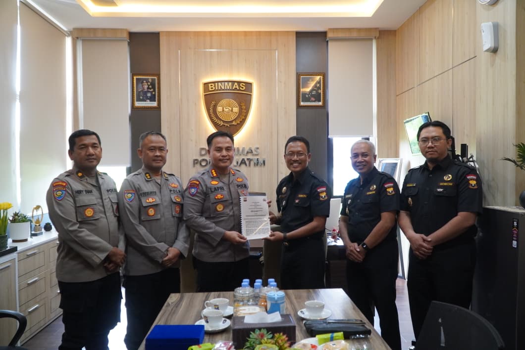Direktur Binmas Polda Jawa Timur Kombes Pol Lafri Prasetyono (tengah) menerima dokumen nota kesepahaman dari Ketua Pengprov Senkom Mitra Polri Jawa Timur, Maun Toredjo (ketiga dari kanan), dalam kunjungan silaturahim Pengprov Senkom Jatim ke Ditbinmas Polda Jatim, Rabu (12/11/2025). Kunjungan ini membahas penguatan sinergi antara Senkom dan Polri serta tindak lanjut implementasi MoU terbaru Senkom–Polri.