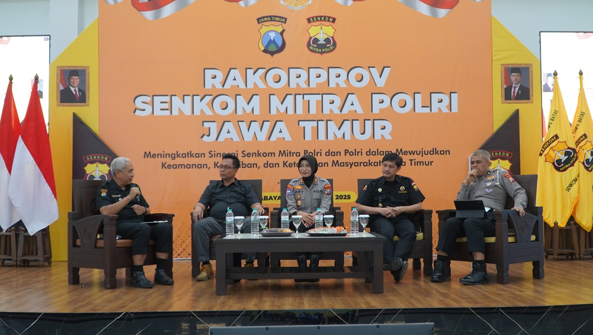 Para narasumber dari Senkom Mitra Polri dan Polda Jawa Timur duduk dalam satu sesi diskusi pada kegiatan Rakorprov Senkom Mitra Polri Jawa Timur di Gedung Serba Guna Sabilurrosyidin, Surabaya, Sabtu (22/11). Mereka membahas penguatan sinergi dan kesiapsiagaan menjelang akhir tahun. Foto: Dok. Senkom Jatim
