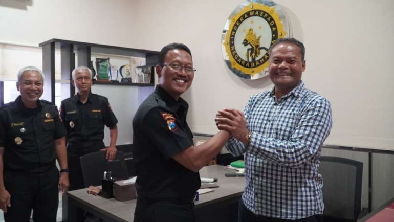 Pengprov Senkom Mitra Polri Jatim bersilaturahim dengan Kasubdit Sosbud Ditintelkam Polda Jatim, mempererat sinergi dalam menjaga harkamtibmas Kamis (6/11). (Foto: Dok. Senkom Jatim)