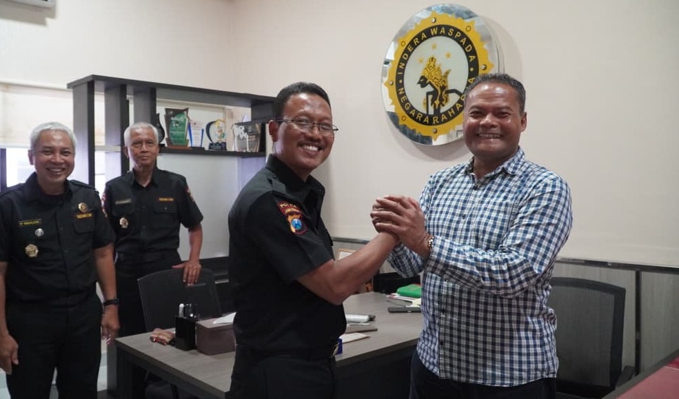 Pengprov Senkom Mitra Polri Jatim bersilaturahim dengan Kasubdit Sosbud Ditintelkam Polda Jatim, mempererat sinergi dalam menjaga harkamtibmas Kamis (6/11). (Foto: Dok. Senkom Jatim)