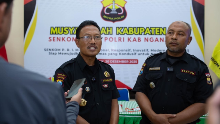 Ketua Pengprov Senkom Mitra Polri Jawa Timur, Ma’un Toredjo (kiri), didampingi Ketua Senkom Mitra Polri Kabupaten Nganjuk, Heri Wiyono, menyampaikan keterangan kepada awak media usai pembukaan Musyawarah Kabupaten (Muskab) V Senkom Mitra Polri Kabupaten Nganjuk, Sabtu (20/12).