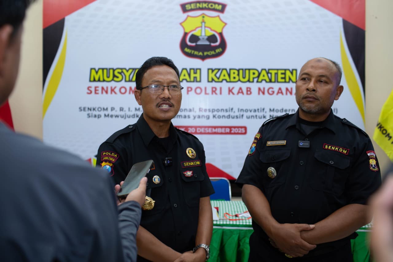 Ketua Pengprov Senkom Mitra Polri Jawa Timur, Ma’un Toredjo (kiri), didampingi Ketua Senkom Mitra Polri Kabupaten Nganjuk, Heri Wiyono, menyampaikan keterangan kepada awak media usai pembukaan Musyawarah Kabupaten (Muskab) V Senkom Mitra Polri Kabupaten Nganjuk, Sabtu (20/12).