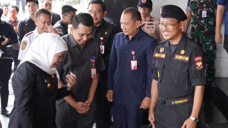 Ketua Pengprov Senkom Mitra Polri Jatim, Maun Toredjo (kanan), menyambut kehadiran Gubernur Jawa Timur Khofifah Indar Parawansa sebelum pelaksanaan Apel Gelar Pasukan Operasi Lilin Semeru 2025 di Mapolda Jawa Timur, Jumat (19/12). Dok. Senkom