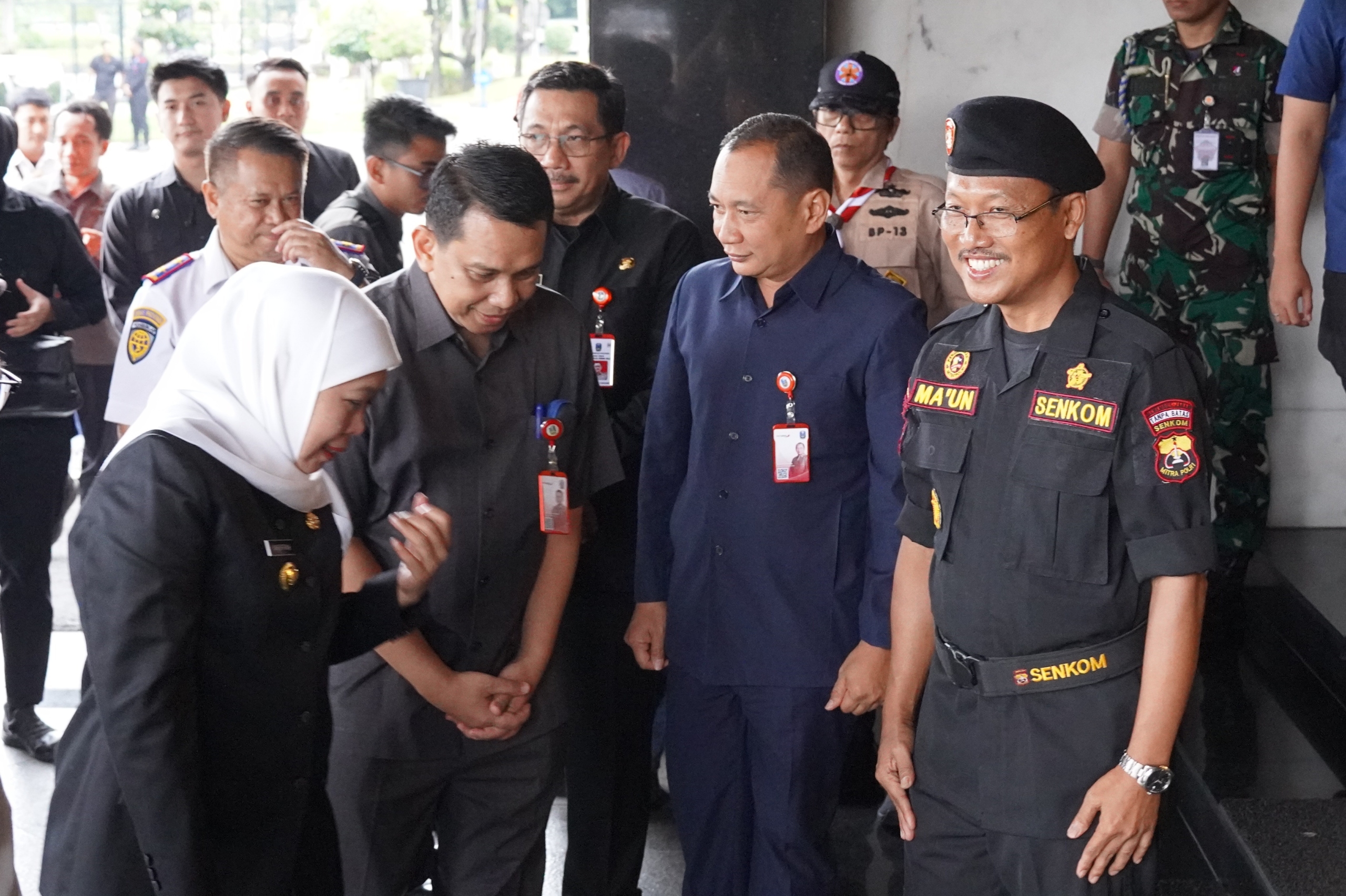 Ketua Pengprov Senkom Mitra Polri Jatim, Maun Toredjo (kanan), menyambut kehadiran Gubernur Jawa Timur Khofifah Indar Parawansa sebelum pelaksanaan Apel Gelar Pasukan Operasi Lilin Semeru 2025 di Mapolda Jawa Timur, Jumat (19/12). Dok. Senkom